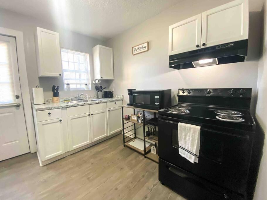 Suitetrails - 1 Bedroom Apartment - FREE Wi-Fi & Parking !
