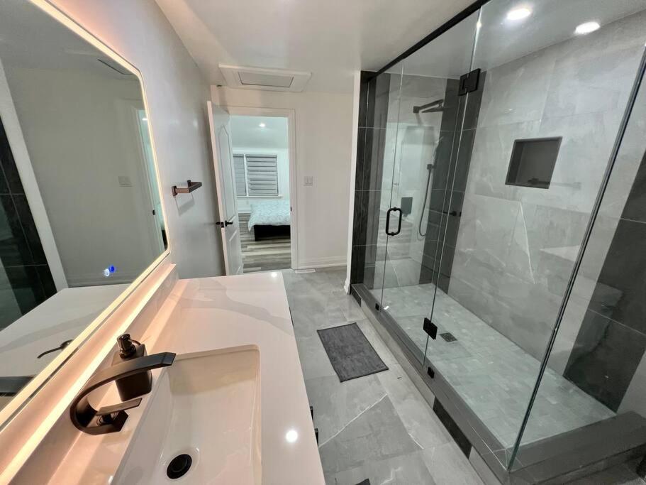 Suitetrails - *Minutes From Falls* Gorgeous Modern Home