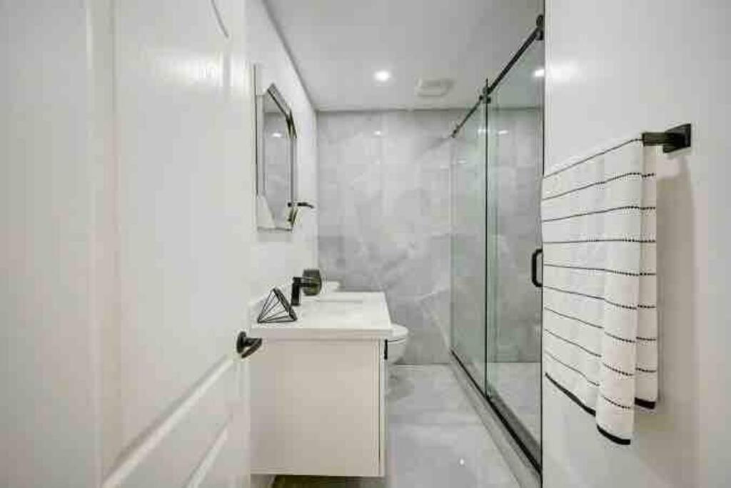 Suitetrails - *Minutes From Falls* Gorgeous Modern Home