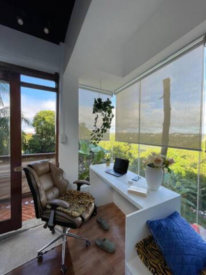 Spacious Vacation House in Tagaytay with Pool - Housity