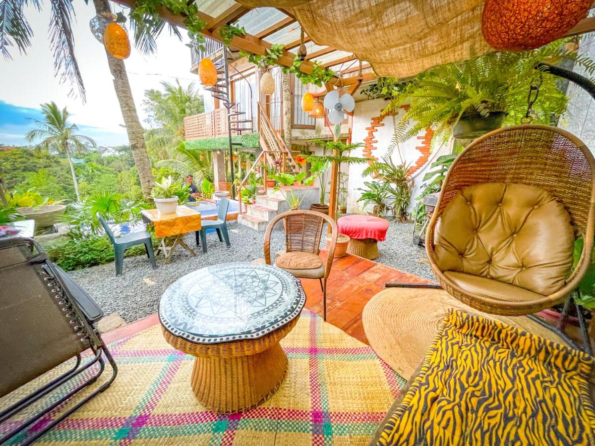 Spacious Vacation House in Tagaytay with Pool - Housity
