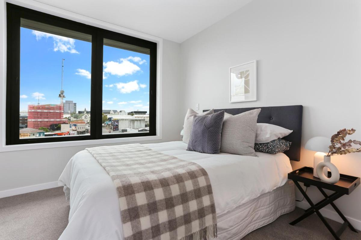 Enfield Sky - Brand New Luxury Penthouse - Housity