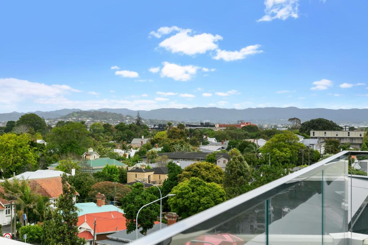 Enfield Sky - Brand New Luxury Penthouse - Housity