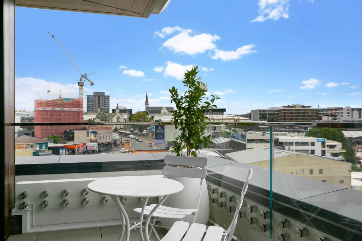 Enfield Sky - Brand New Luxury Penthouse - Housity