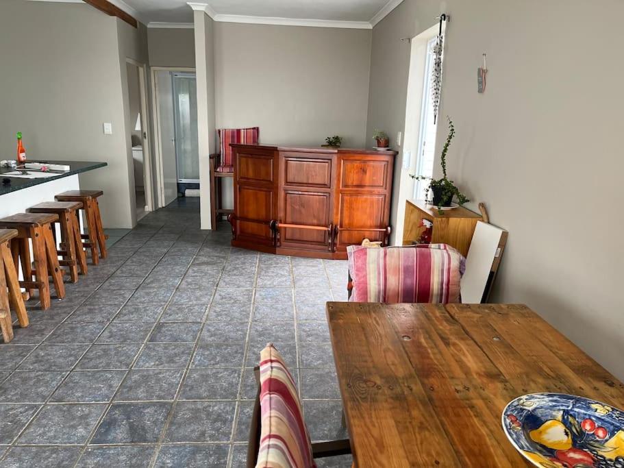 Lovely one bedroom upstairs flat with sea views and balcony - Housity
