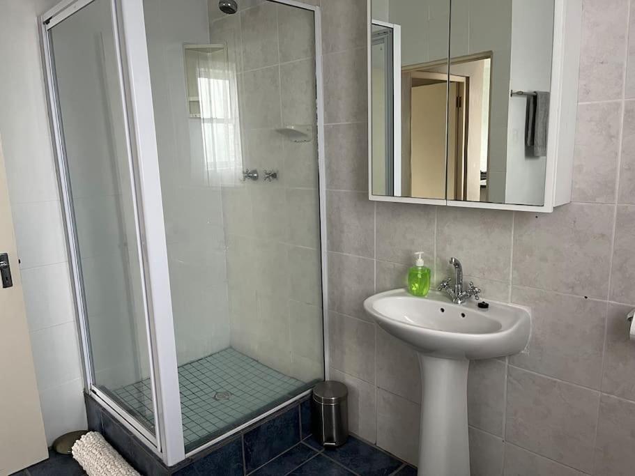 Lovely one bedroom upstairs flat with sea views and balcony - Housity