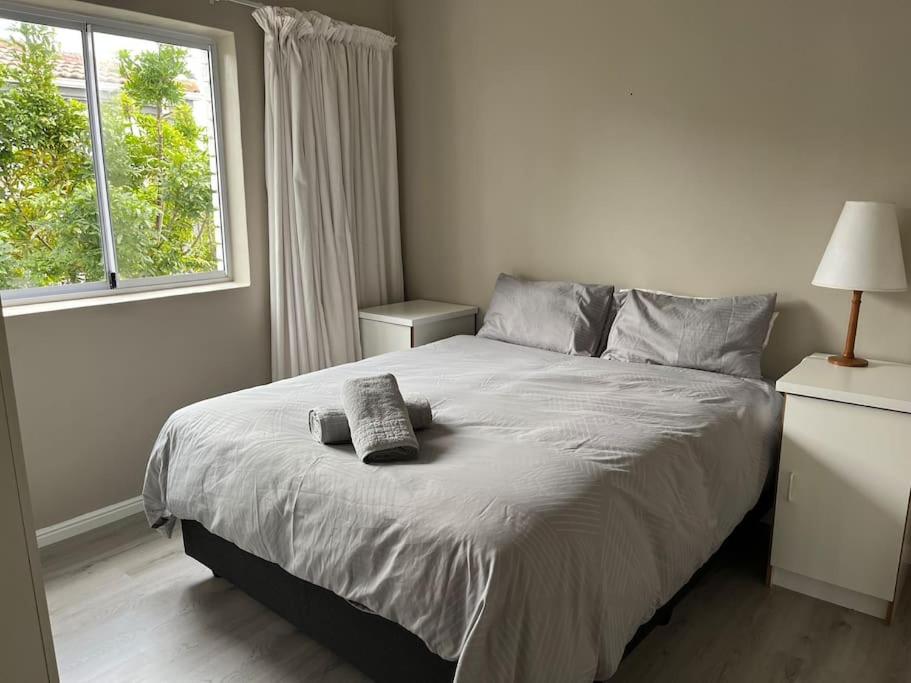 Lovely one bedroom upstairs flat with sea views and balcony - Housity