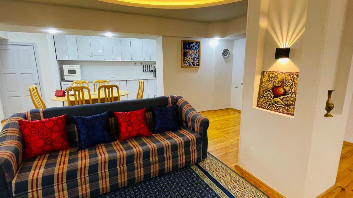 Suitetrails - 3-Bedroom Apartment on Ohunboboev