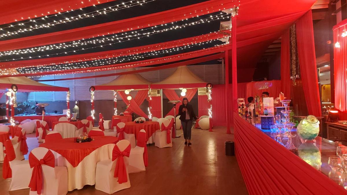 a red and white banquet hall with red and white tables at Zone Connect by The Park Saket New Delhi in New Delhi a red and white banquet hall with red and white tables at Zone Connect by The Park Saket New Delhi in New Delhi