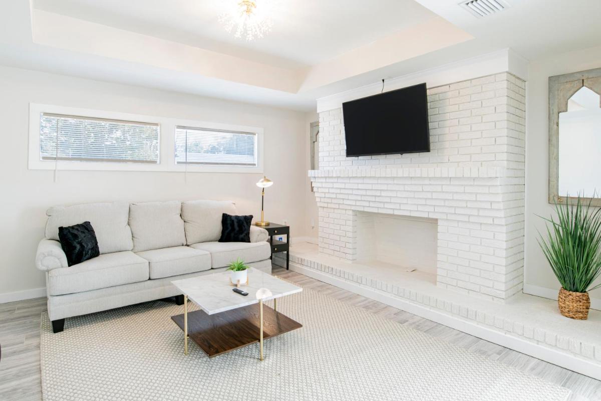 House in Mobile Newly Renovated! Quiet & Centrally Located! - Housity