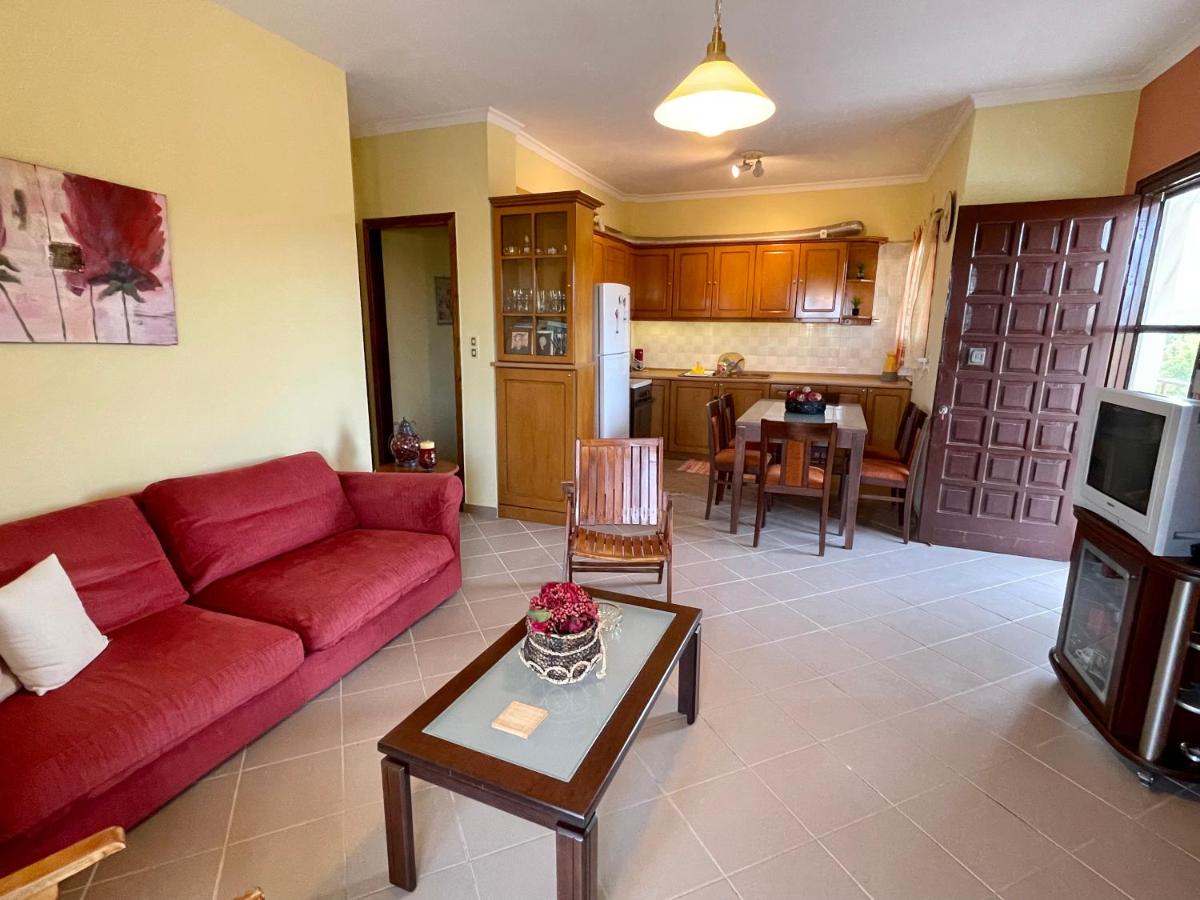 Lefkandi Family House - Housity
