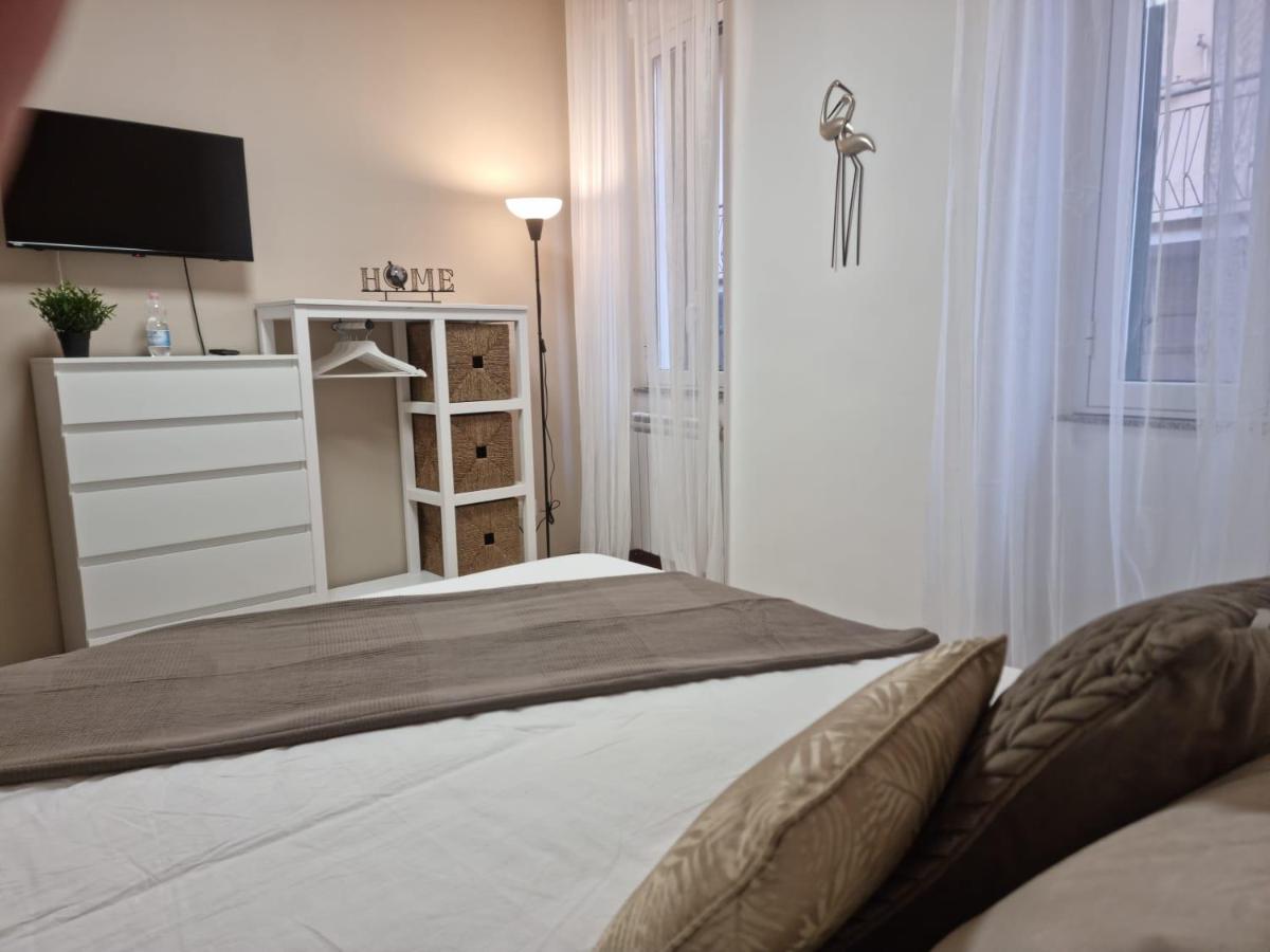 Laura Four - Housity