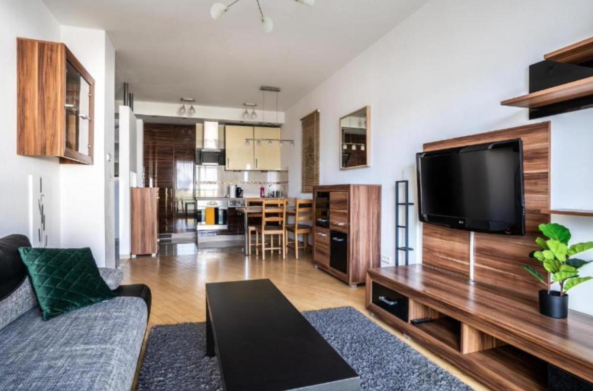 Golden Apartments Warsaw - Big and Bright Apartment in Platinum Towers- Browary- Grzyb61A - Housity
