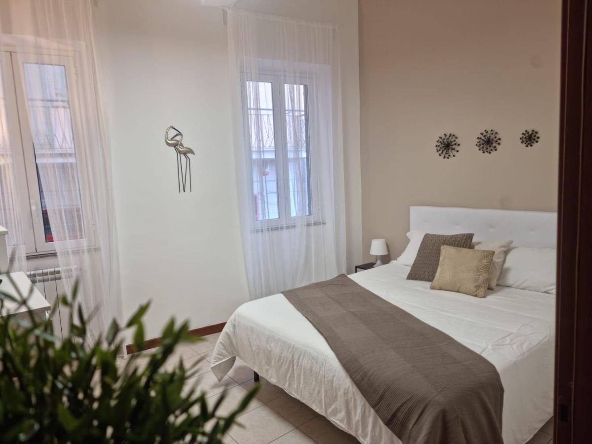 Laura Four - Housity