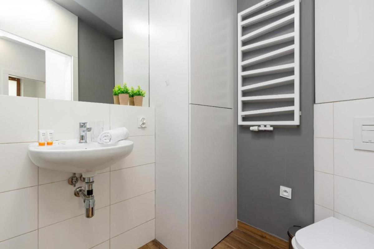 Suitetrails - Modern apartment with balcony near Hilton