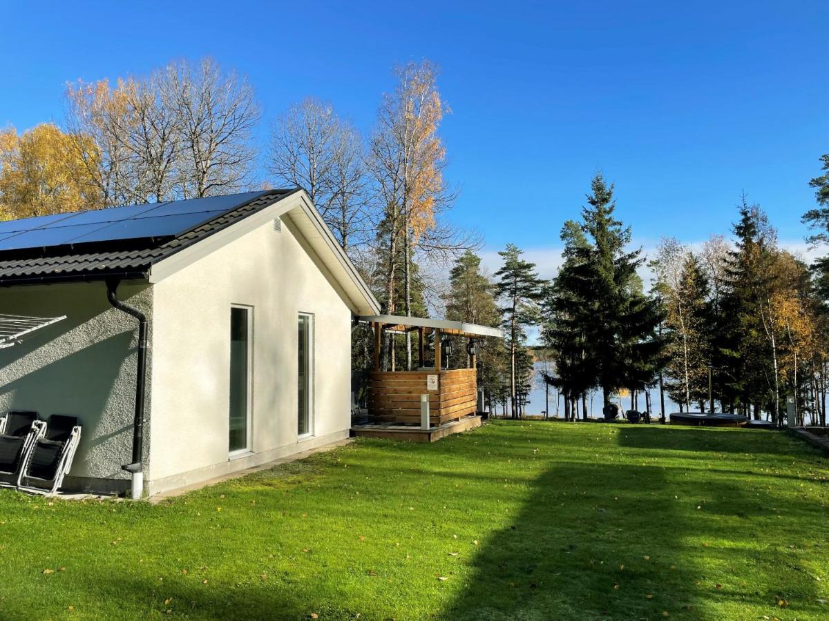 Lovely holiday home with its own lake plot and panoramic view of Rasjon - Housity