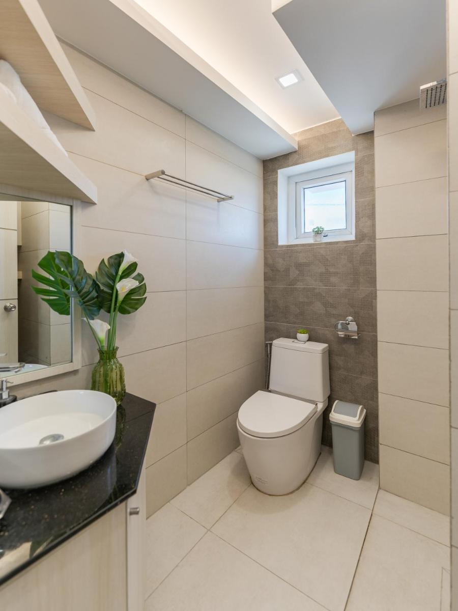 537 AMANI LUXURY SUITE, 3 Minutes to Airport,with Gym & Pool, FAST WI-FI, Free Netflix - Housity