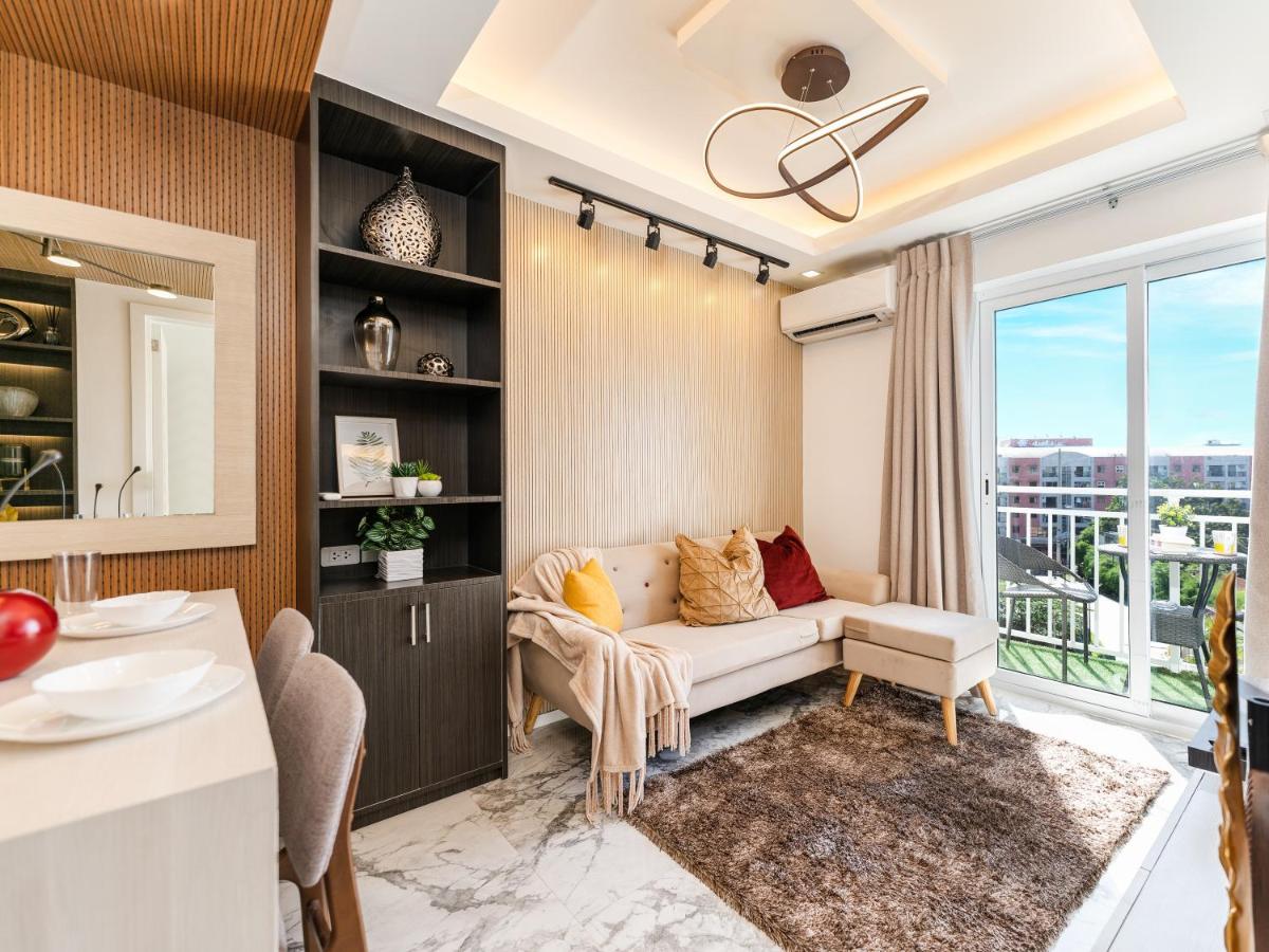 537 AMANI LUXURY SUITE, 3 Minutes to Airport,with Gym & Pool, FAST WI-FI, Free Netflix - Housity