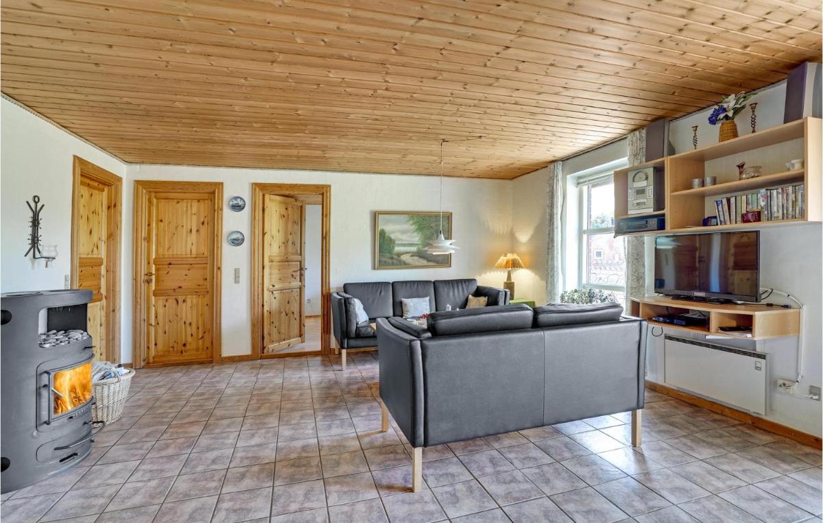 Stunning Home In Ulfborg With Kitchen - Housity