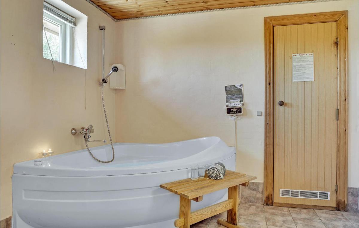 Stunning Home In Ulfborg With Kitchen - Housity