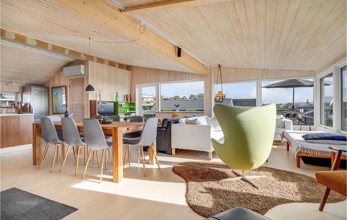 Gorgeous Home In Rønde With Wifi - Housity