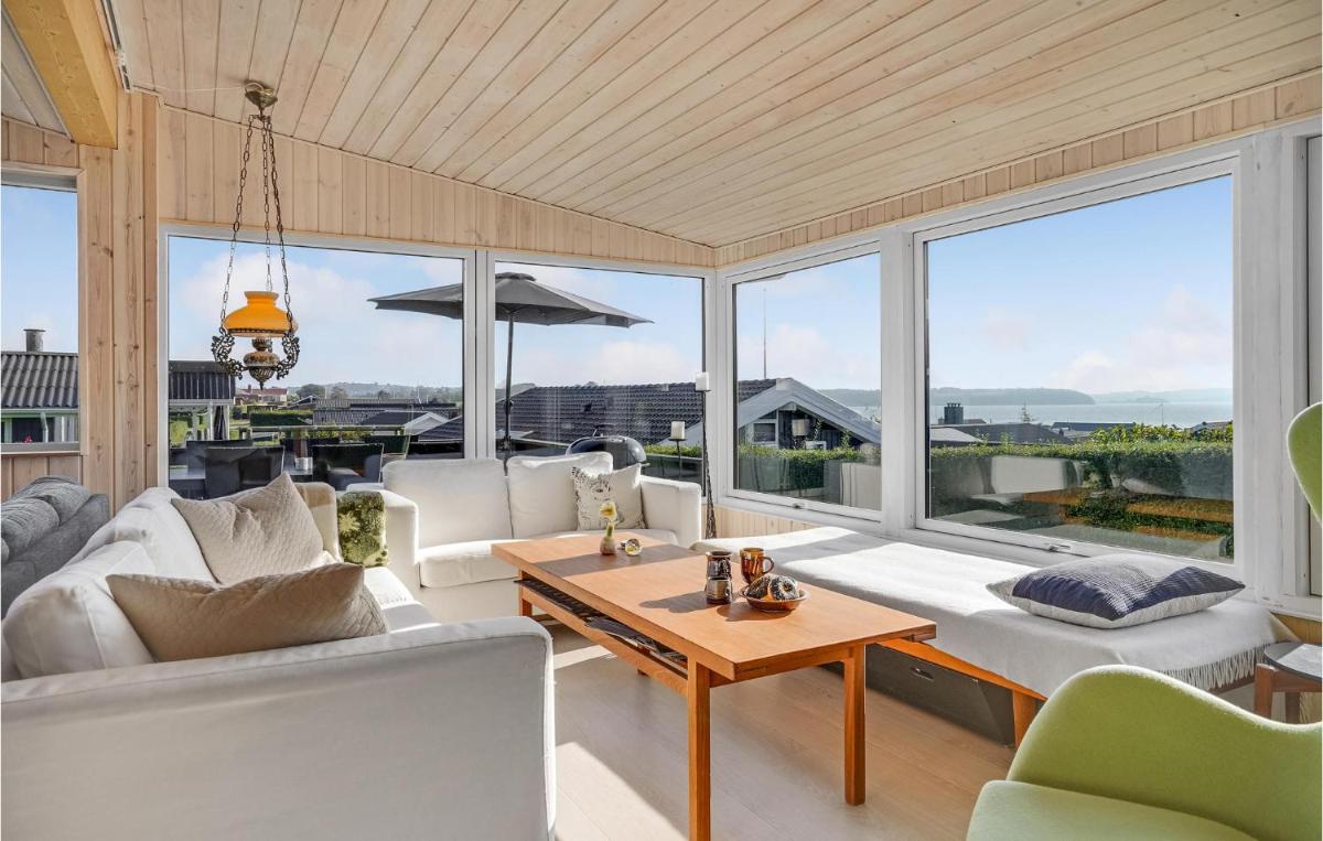 Gorgeous Home In Rønde With Wifi - Housity