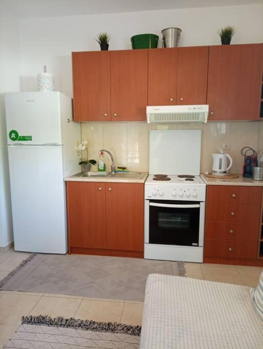 Sunny mountain view apartment with free parking - Housity