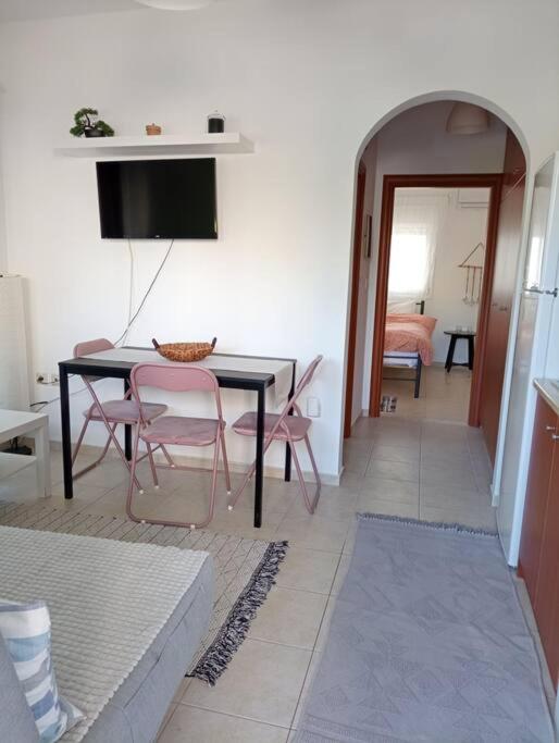 Sunny mountain view apartment with free parking - Housity