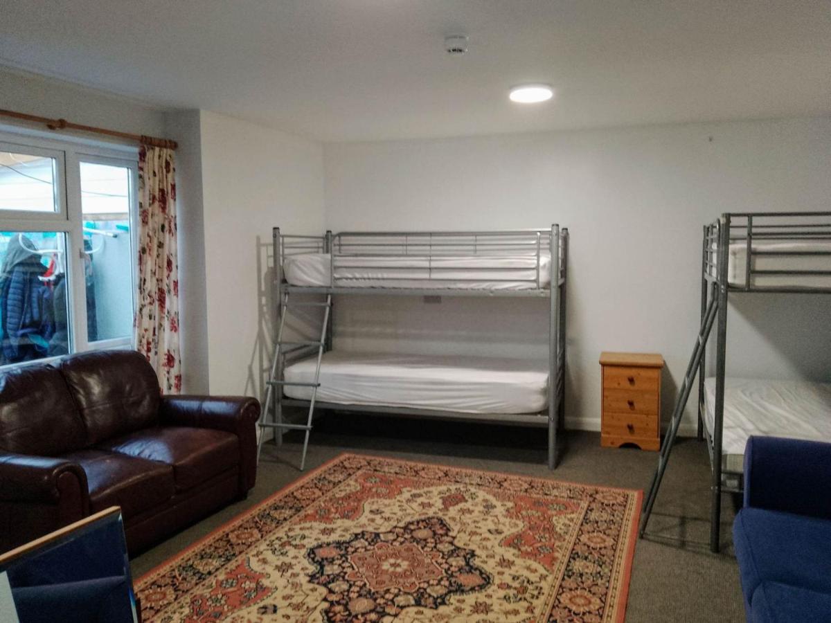 Dolphins Backpackers - Housity