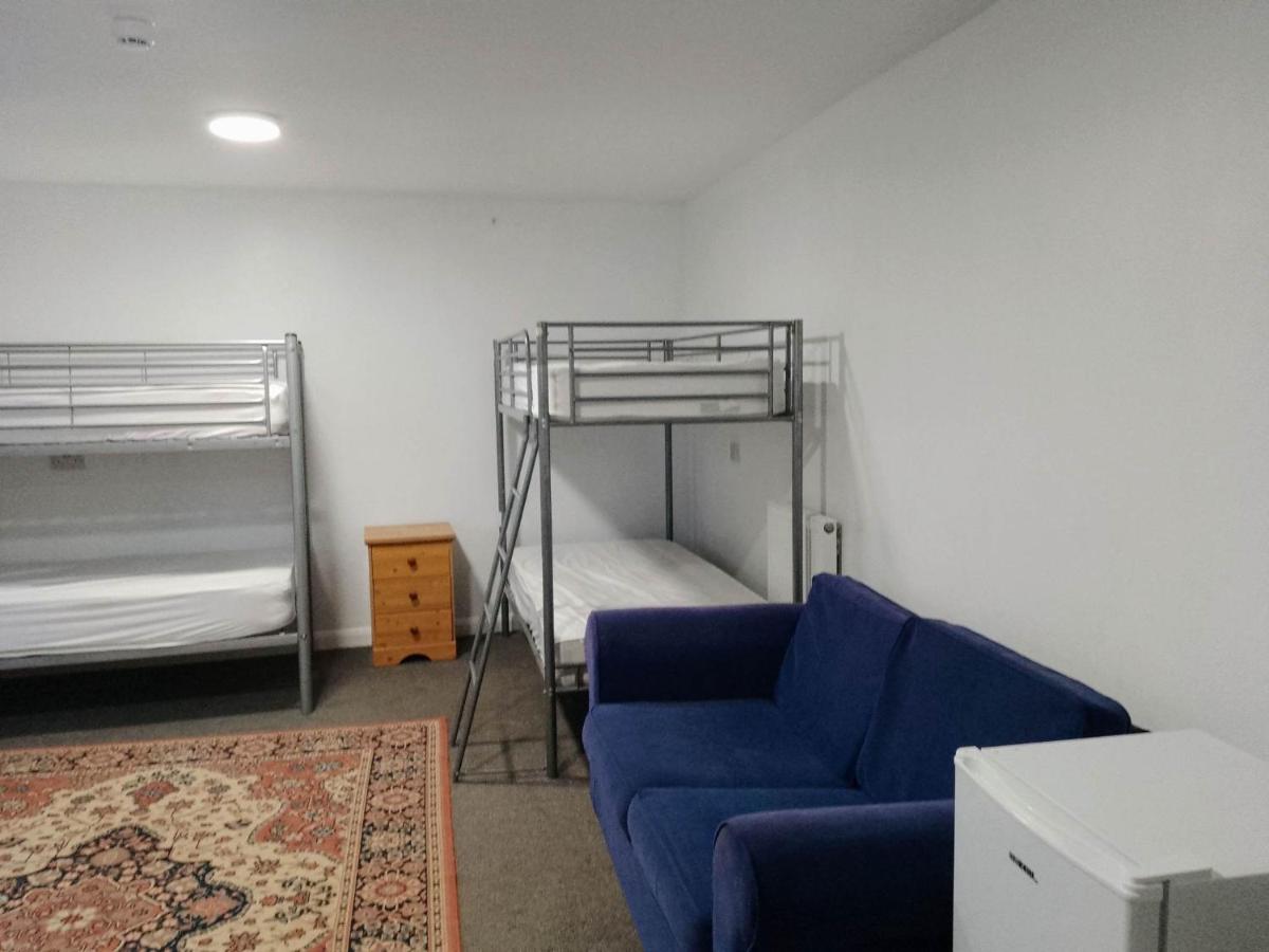 Dolphins Backpackers - Housity