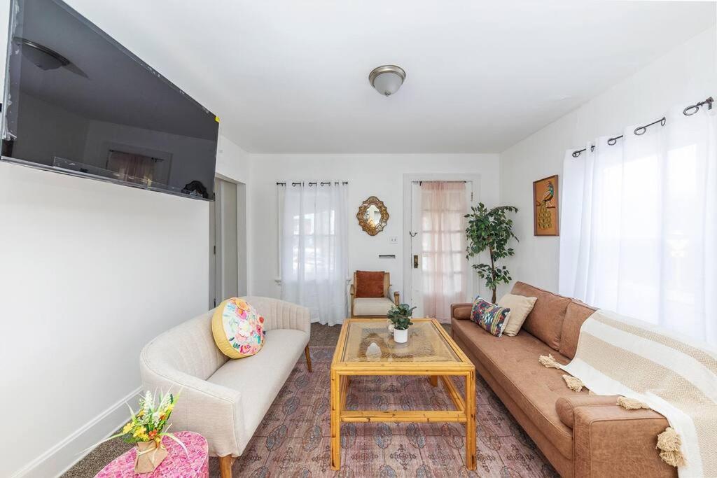 Centrally Located Home- 10 Minutes from downtown - Housity