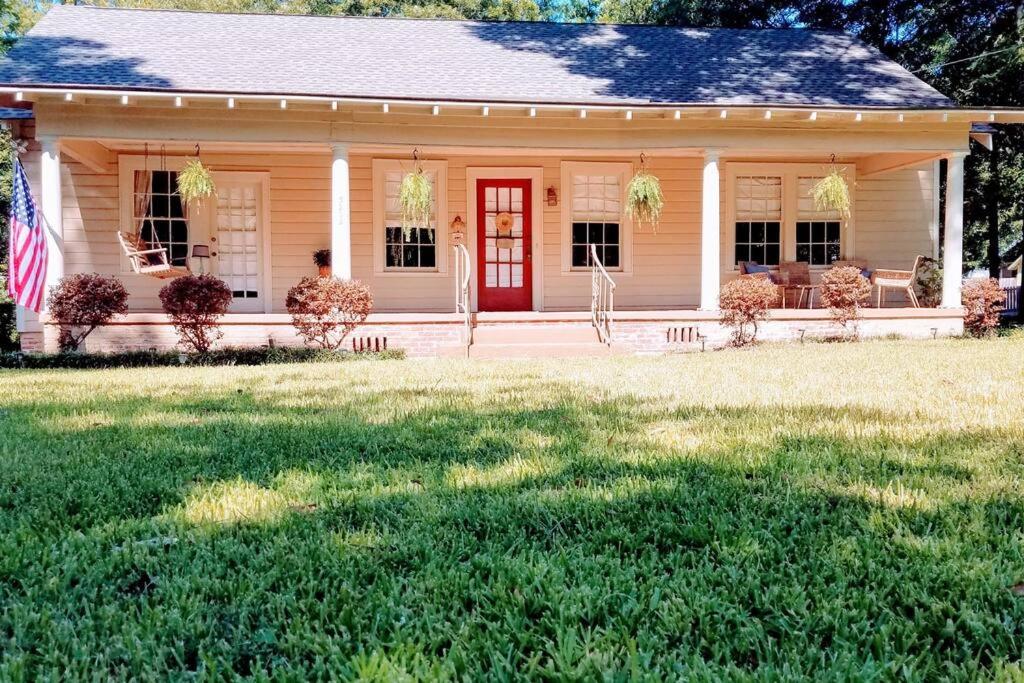 Historic 2-Bedroom Cloverdale Cottage - Housity