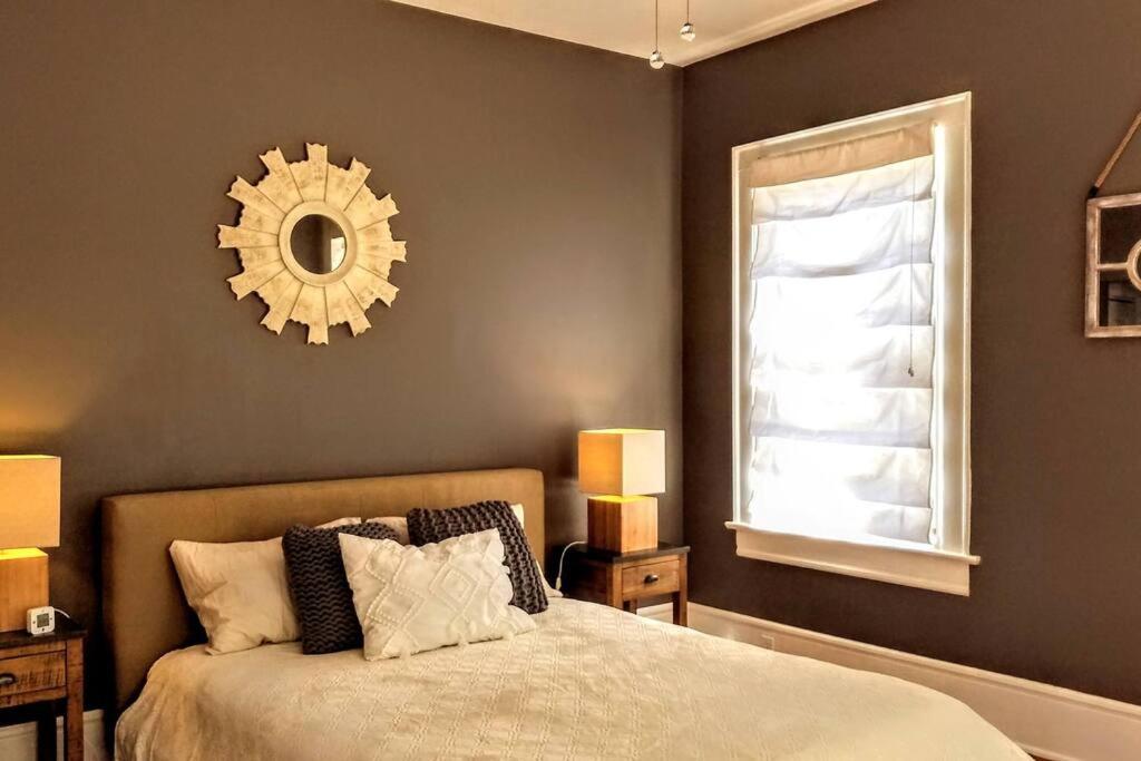 Historic 2-Bedroom Cloverdale Cottage - Housity