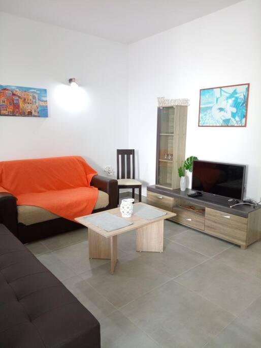 Downtown Apartment With Private Parking - Housity