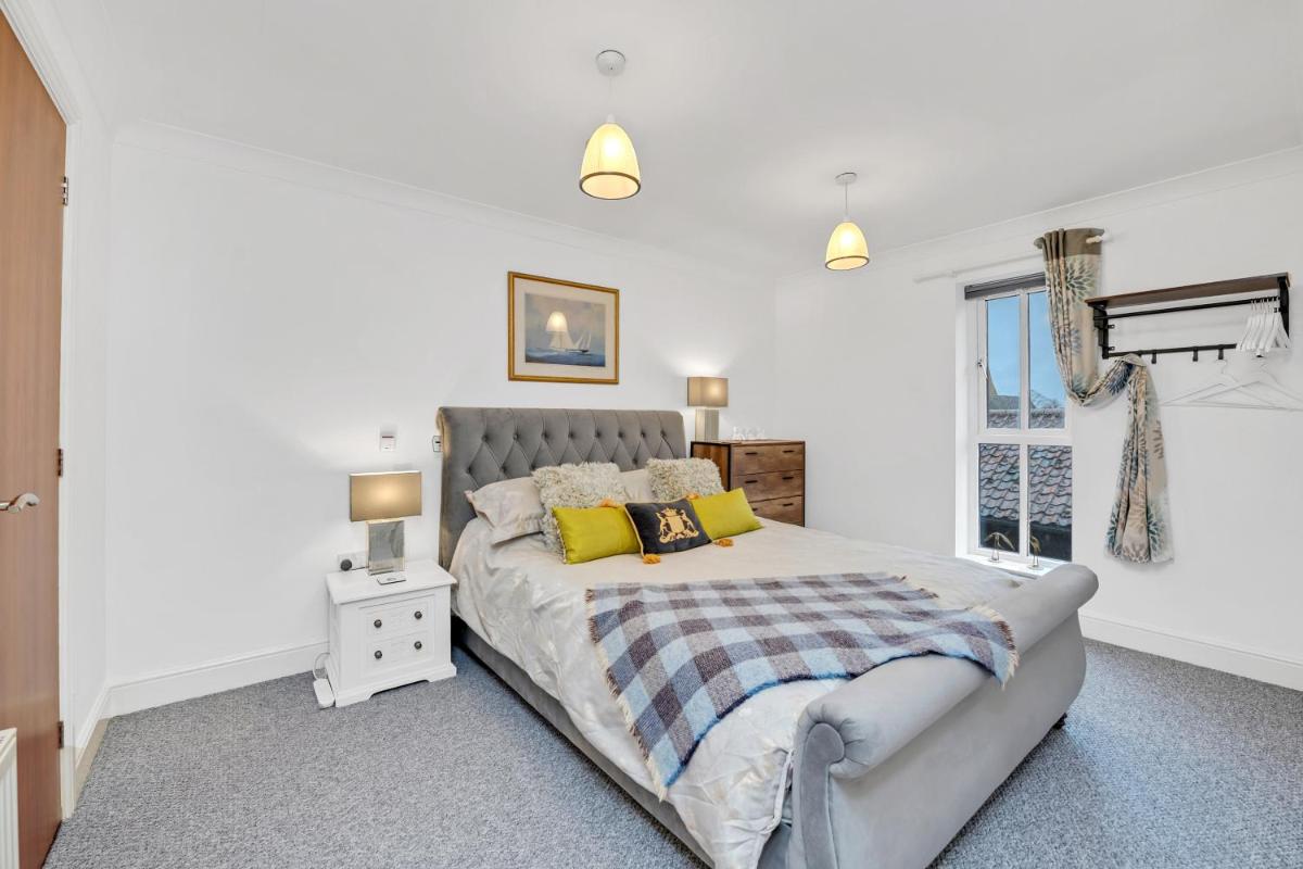 10 St Edmundsbury Mews - Housity
