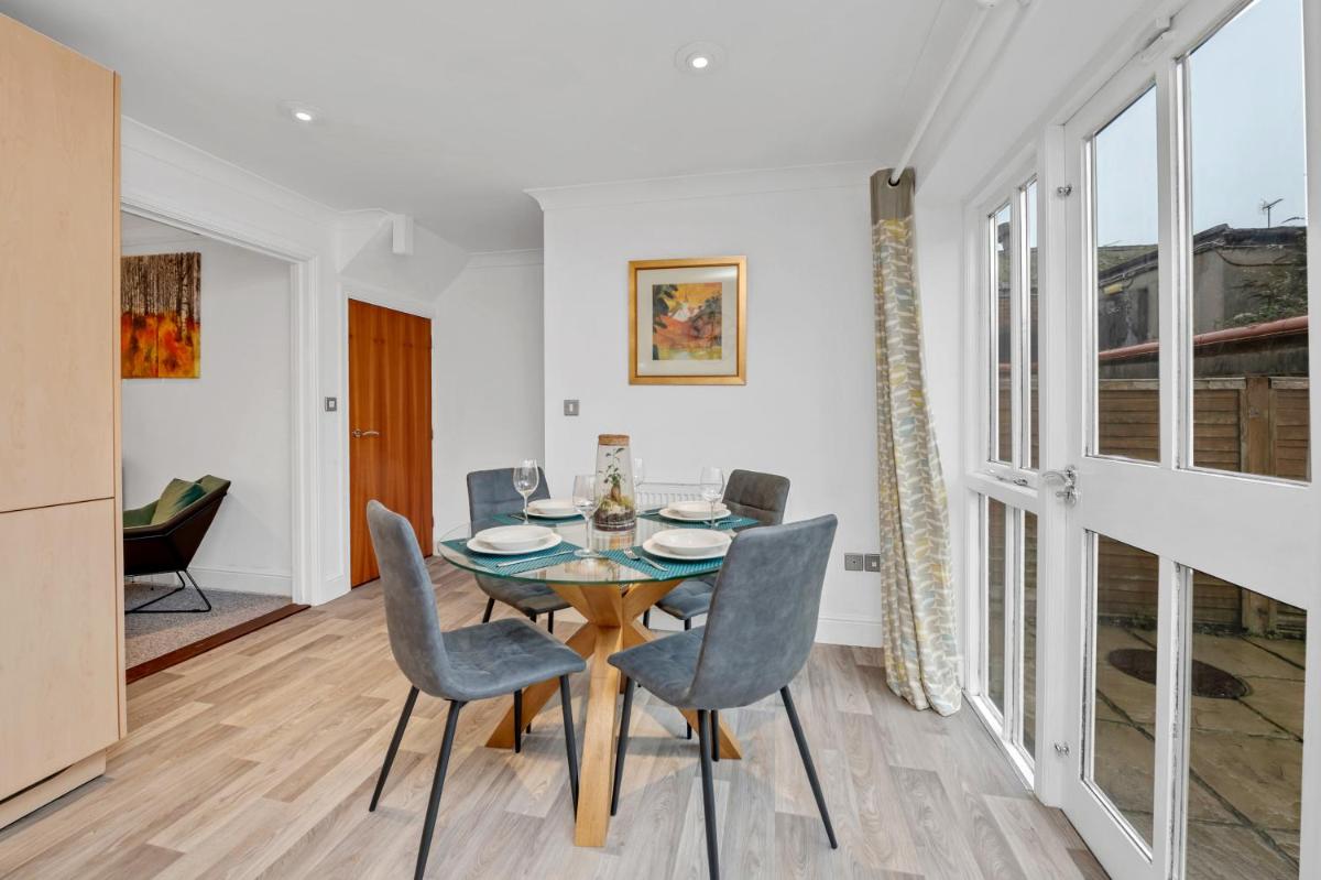 10 St Edmundsbury Mews - Housity