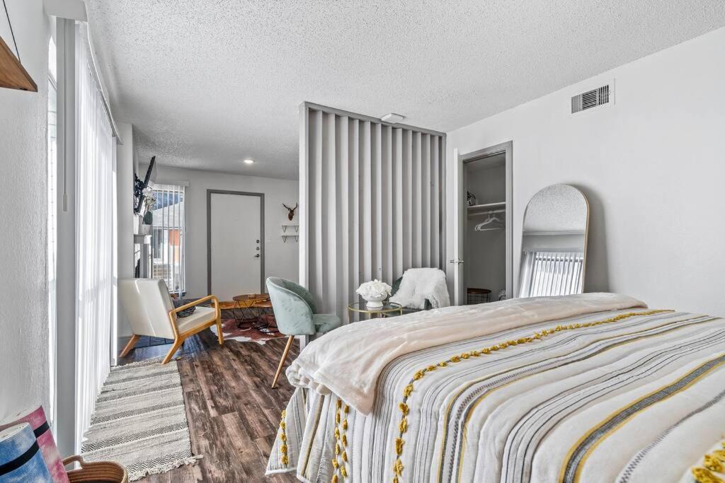 Chic NRG Stadium & Med Center Apartment - Housity