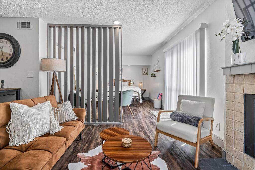 Chic NRG Stadium & Med Center Apartment - Housity