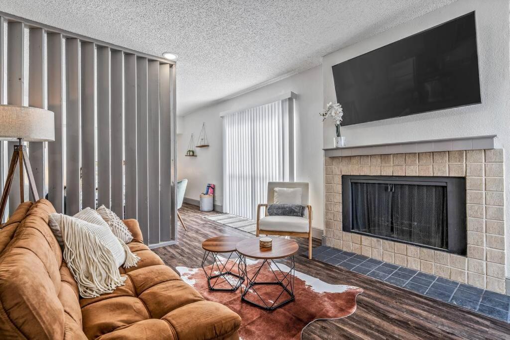 Chic NRG Stadium & Med Center Apartment - Housity
