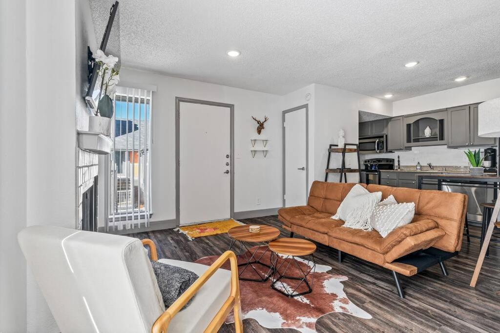 Chic NRG Stadium & Med Center Apartment - Housity
