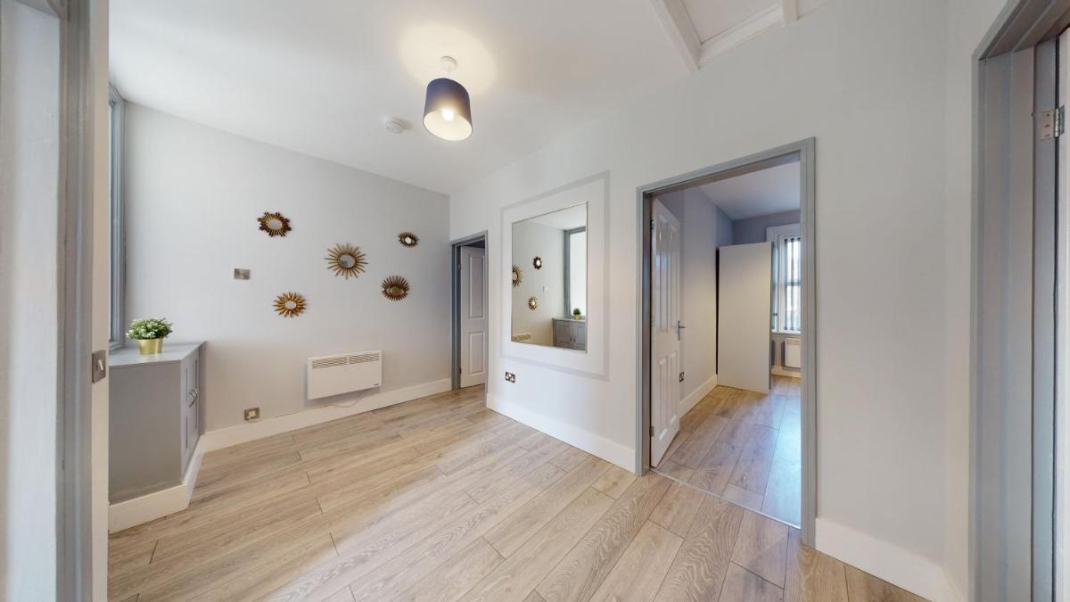 Stylish 1-Bedroom City Centre Apartment - Free Parking - Housity