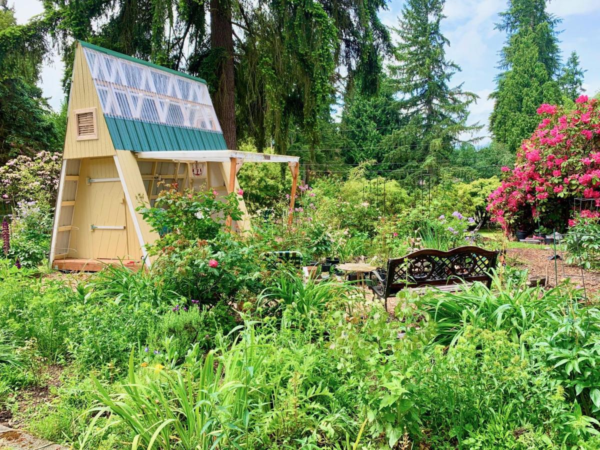 The Garden Oasis - Heart of Woodinville Wineries - Housity