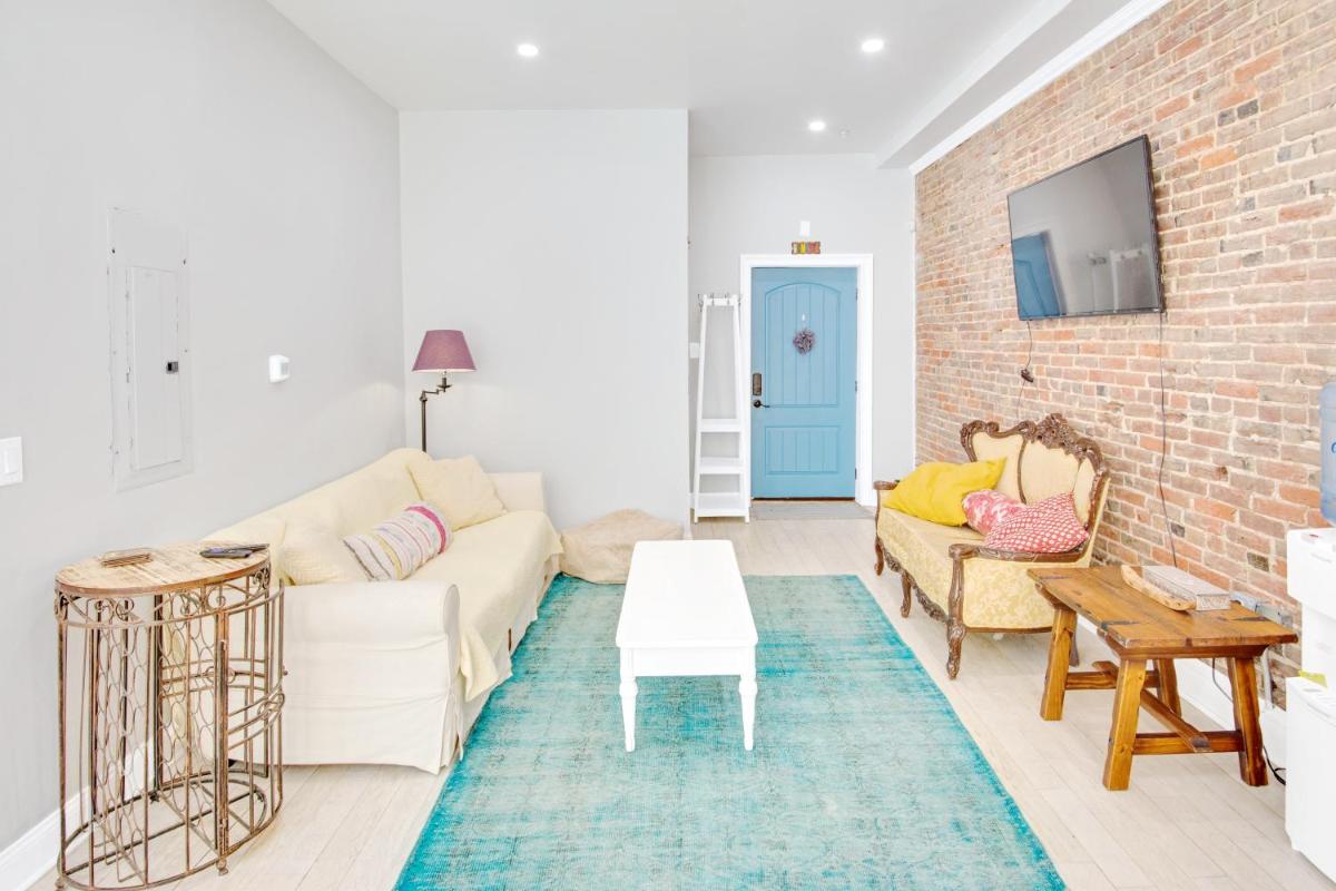 Spacious Oasis - Parking, Private Patio & Roofdeck - Housity