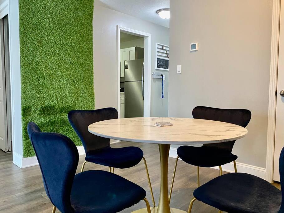 Stylish Midtown Condo near downtown KC - Housity