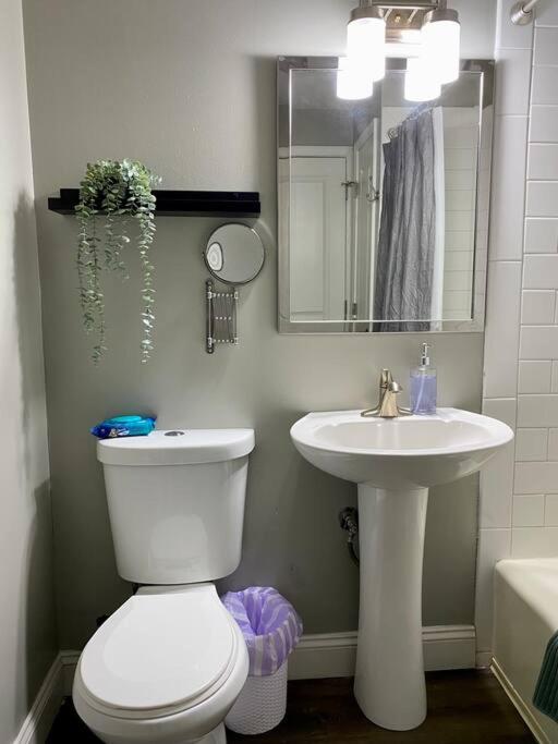 Stylish Midtown Condo near downtown KC - Housity