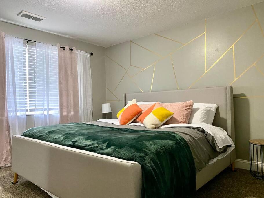 Stylish Midtown Condo near downtown KC - Housity
