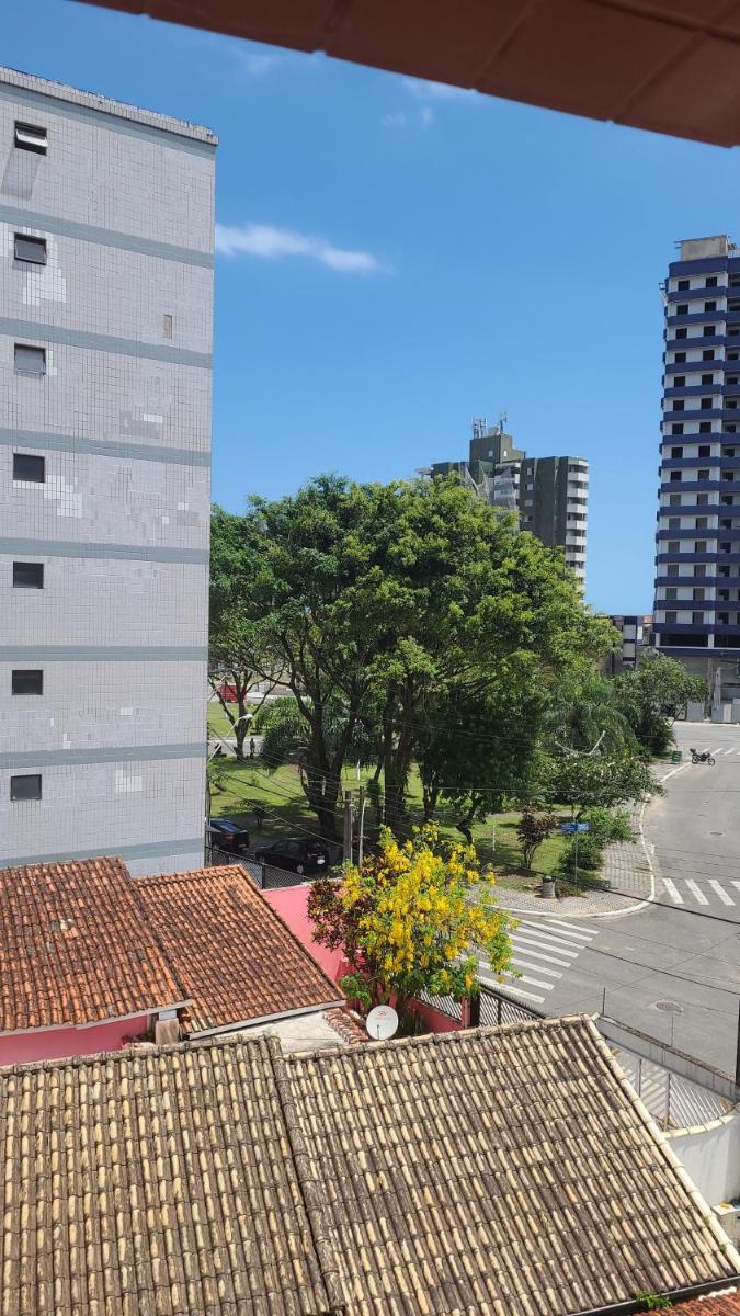 Caiçara - 1 dormitório - 50 metros da praia, do lado da feirinha da Caiçara - prédio familiar - para até 5 hóspedes - Housity