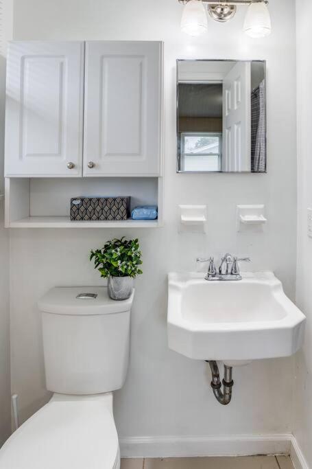 {Quiet Suburban Ranch Hot Tub} Mins Arpt/RIT/DWNT - Housity