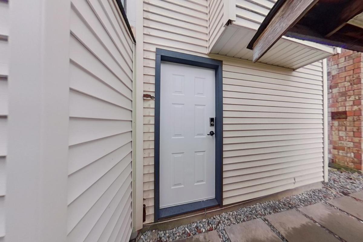 Stylish 3 Bed 2 Bath Ground Level Suite. - Housity