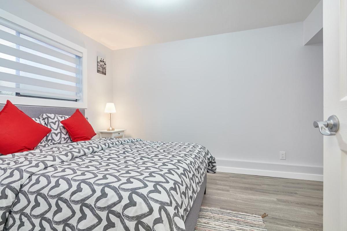 Stylish 3 Bed 2 Bath Ground Level Suite. - Housity